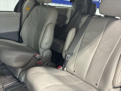 Used 2011 Toyota Sienna XLE image 23