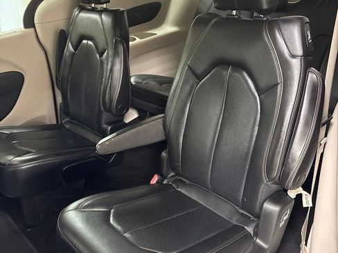 Used 2019 Chrysler Pacifica Touring-L FWD image 22