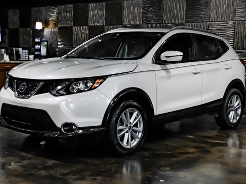 Used 2019 Nissan Rogue Sport SV w/ Technology Package FWD image 3
