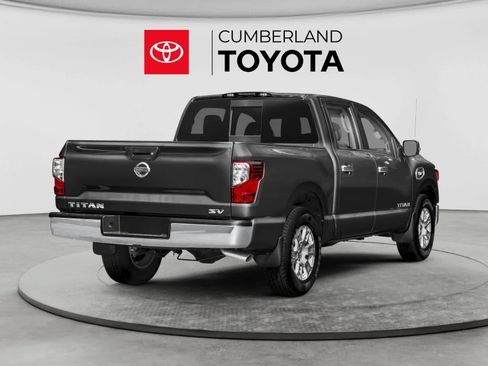 Used 2018 Nissan Titan SV w/ SV Convenience Package RWD image 2