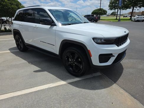 Used 2023 Jeep Grand Cherokee Altitude AWD/4WD image 8