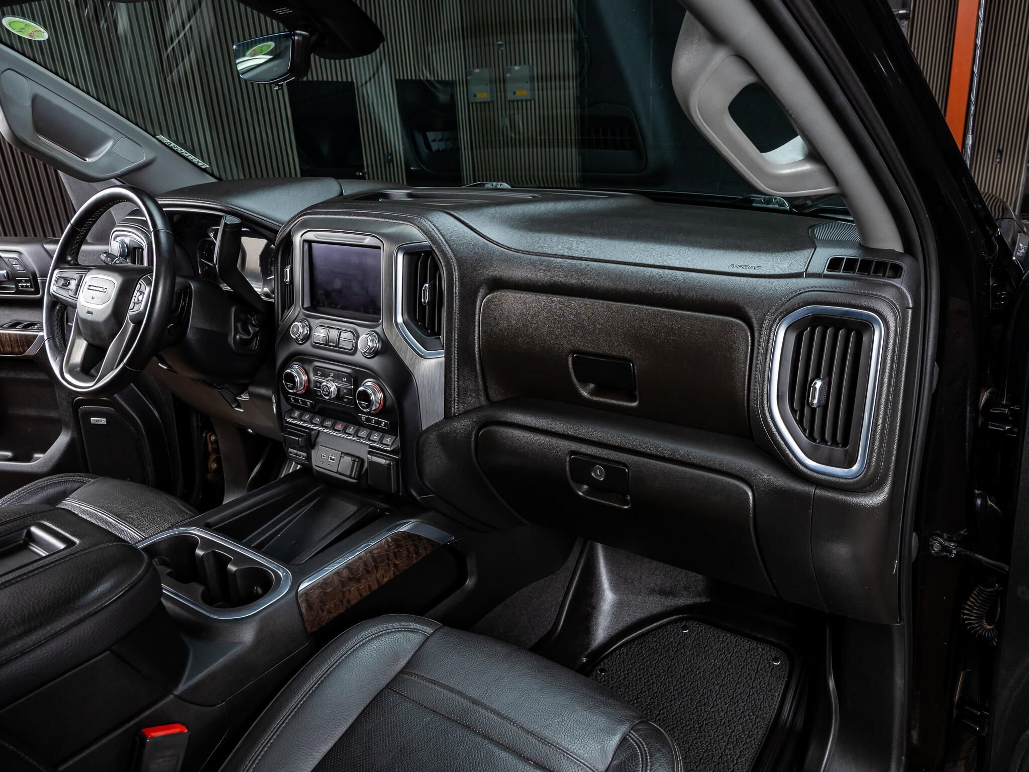Used 2022 GMC Sierra 2500 Denali w/ Denali Black Diamond Edition AWD/4WD image 17