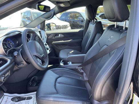 New 2026 Chrysler Pacifica Select image 11