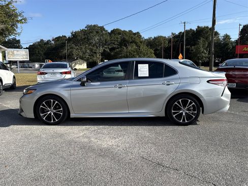 Used 2018 Toyota Camry SE image 2
