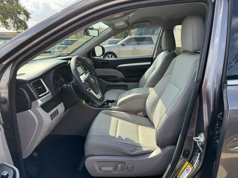 Used 2015 Toyota Highlander LE image 17