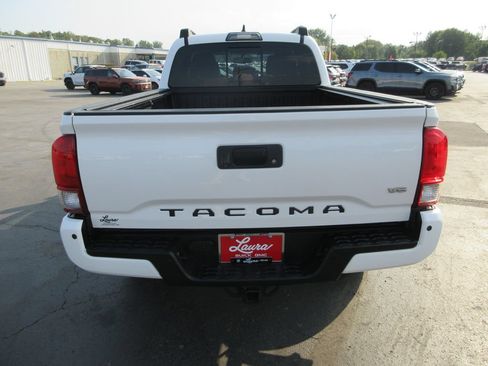 Used 2017 Toyota Tacoma TRD Sport AWD/4WD image 6