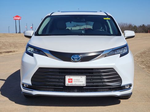 Used 2023 Toyota Sienna XLE image 6
