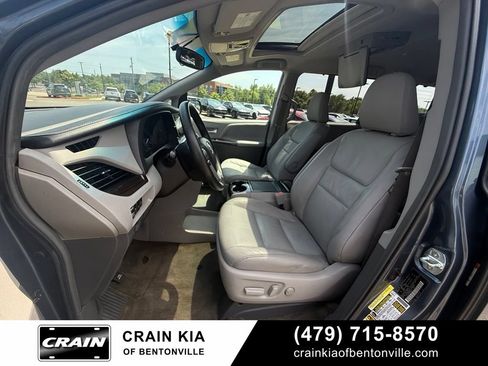 Used 2017 Toyota Sienna XLE w/ XLE Navigation Package FWD image 21