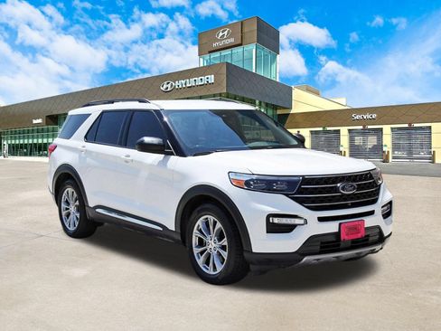 Used 2022 Ford Explorer XLT w/ Equipment Group 202A RWD image 3