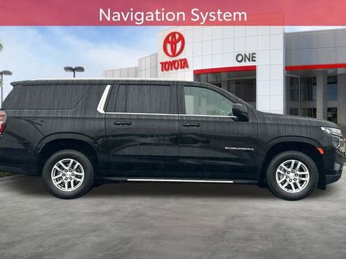 Used 2023 Chevrolet Suburban LT image 3