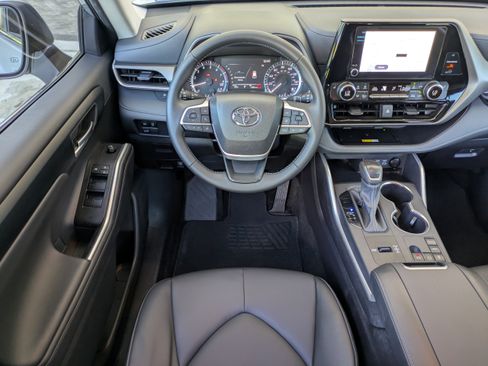 Used 2025 Toyota Highlander XLE FWD image 18