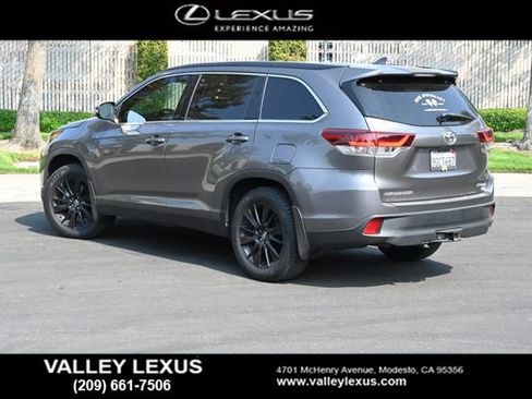 Used 2019 Toyota Highlander SE AWD/4WD image 4