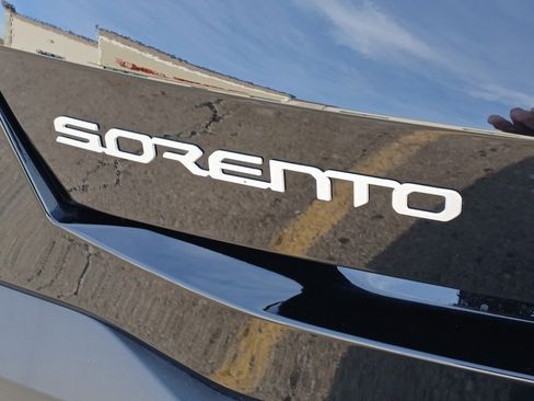Used 2025 Kia Sorento S image 30