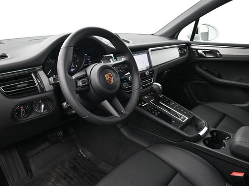 Certified 2026 Porsche Macan AWD/4WD image 4