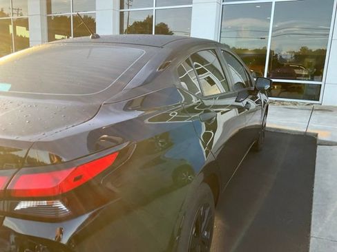 Used 2020 Nissan Versa S FWD image 4