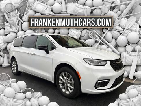 Used 2025 Chrysler Pacifica Select AWD/4WD image 1