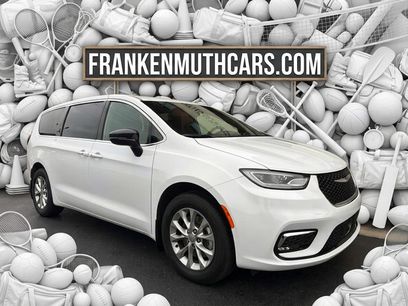 Used 2025 Chrysler Pacifica Select
