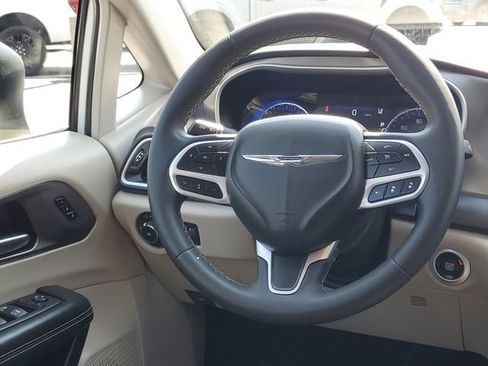 Used 2023 Chrysler Pacifica Touring-L FWD image 29