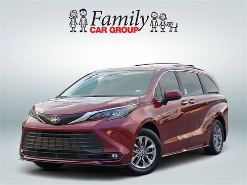 Used 2025 Toyota Sienna XLE image 1
