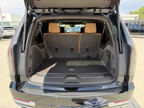 New 2026 Cadillac Escalade ESV Luxury w/ LPO, Floor Liner Package AWD/4WD image 11