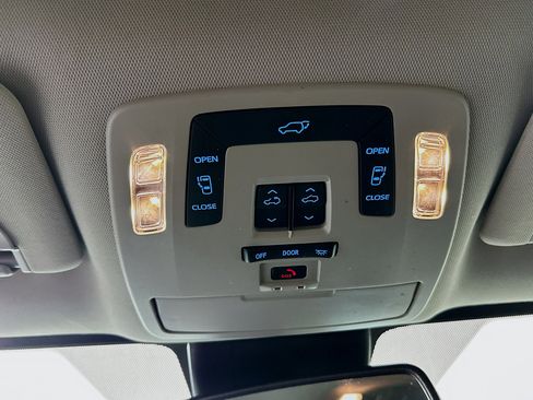 Used 2024 Toyota Sienna XLE FWD image 18
