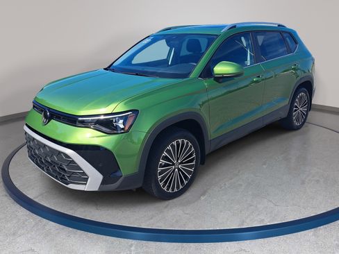 New 2026 Volkswagen Taos SE FWD image 1