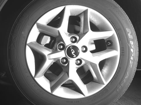 Used 2025 Kia Soul LX w/ LX Technology Package FWD image 12
