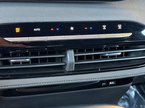 Certified 2025 Buick Enclave Preferred FWD image 23