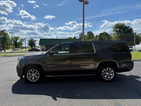 Used 2016 GMC Yukon XL SLT w/ Open Road Package AWD/4WD image 3