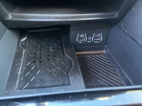 Used 2025 Chrysler Pacifica Limited image 32