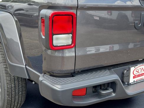 New 2025 Jeep Gladiator Sport image 9