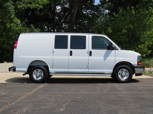 Used 2025 Chevrolet Express 2500 w/ Driver Convenience Package RWD image 2