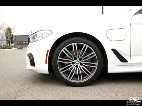 Used 2019 BMW 530e w/ M Sport Package image 10