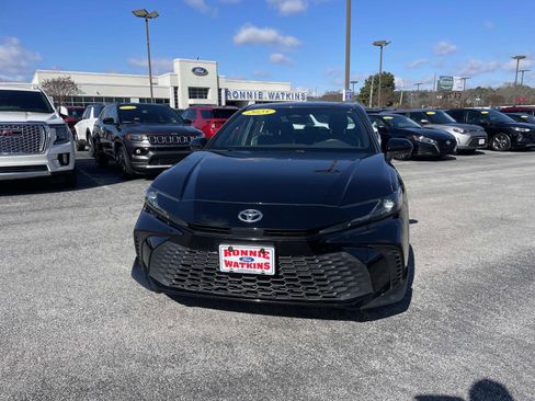 Used 2025 Toyota Camry SE image 10