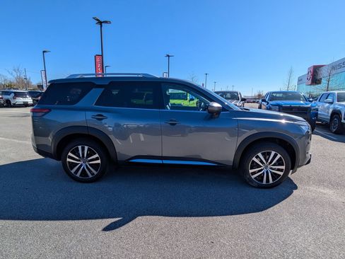 Certified 2025 Nissan Pathfinder Platinum image 2