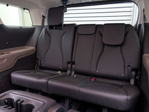 Used 2025 Kia Carnival EX image 20