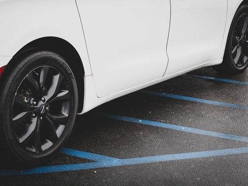 Used 2019 Chrysler Pacifica Limited w/ Advanced Safetytec Group image 33