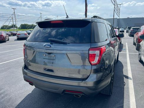 Used 2018 Ford Explorer XLT w/ Equipment Group 202A FWD image 3