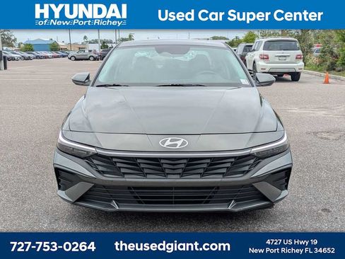 Used 2025 Hyundai Elantra SE w/ Cargo Package FWD image 8