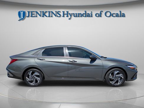 Used 2025 Hyundai Elantra SEL image 2