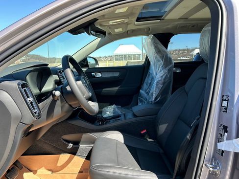 New 2026 Volvo XC40 B5 Core w/ Climate Package image 10
