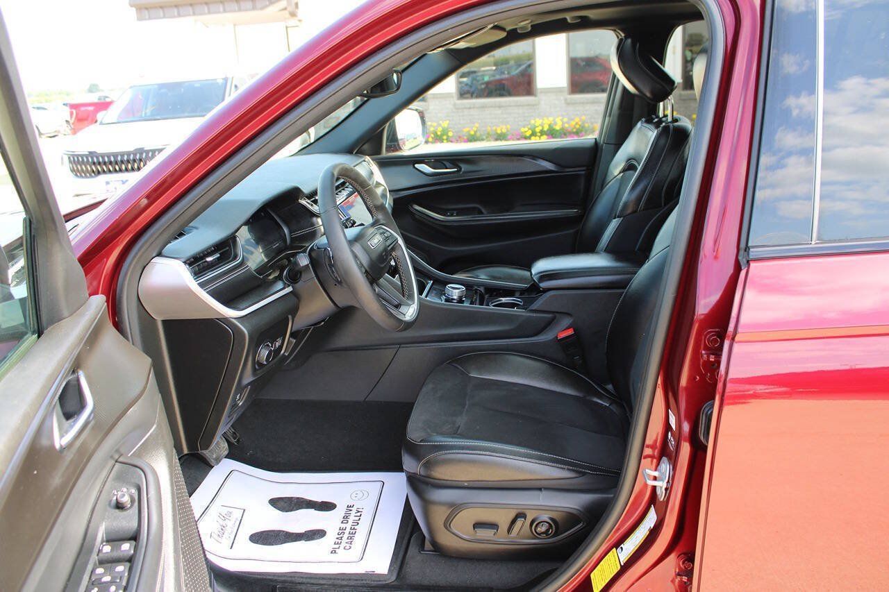 Used 2023 Jeep Grand Cherokee Altitude AWD/4WD image 13