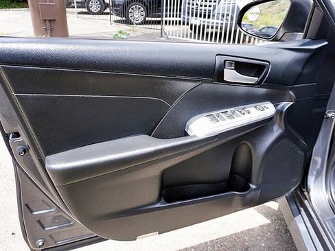 Used 2013 Toyota Camry SE w/ Leather Pkg FWD image 22