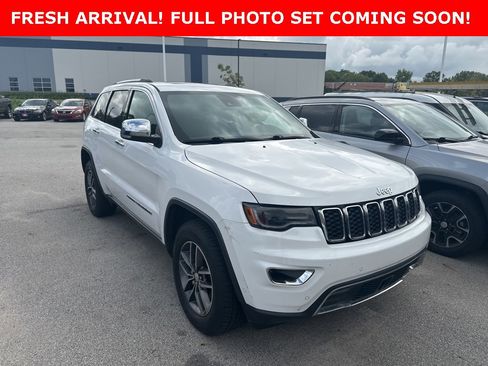 Used 2017 Jeep Grand Cherokee Limited w/ Luxury Group II image 2