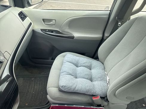 Used 2013 Toyota Sienna L FWD image 20