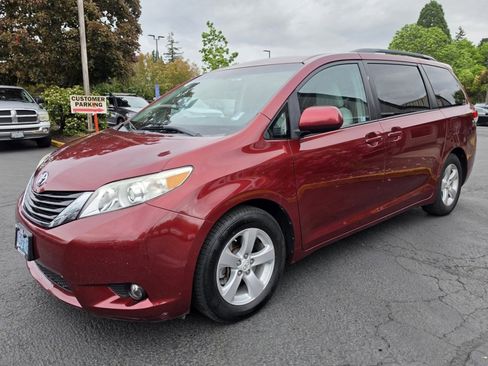 Used 2011 Toyota Sienna LE FWD image 4