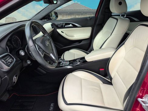 Used 2018 INFINITI QX30 Premium w/ Technology Package image 8