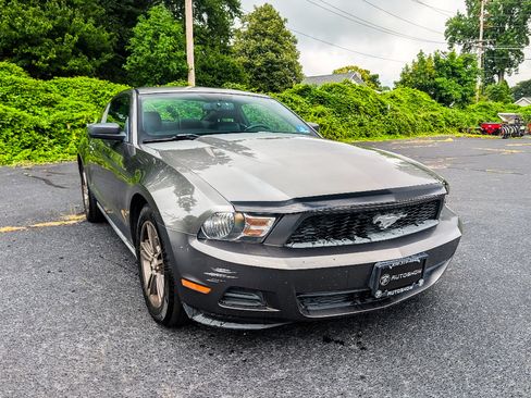 Used 2010 Ford Mustang Premium RWD image 3