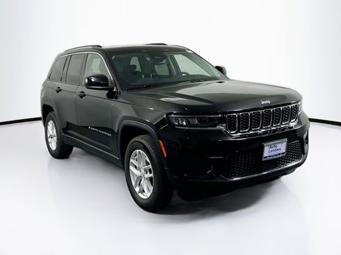 Used 2023 Jeep Grand Cherokee Laredo image 3