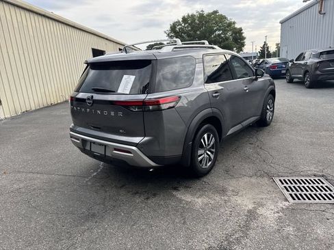Used 2024 Nissan Pathfinder SL FWD image 5